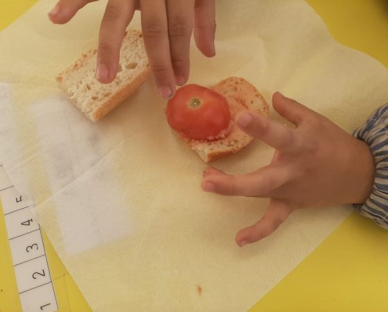 A P5 hem fet per esmorzar pa amb tomàquet i fuet. Després hem escrit la recepta.