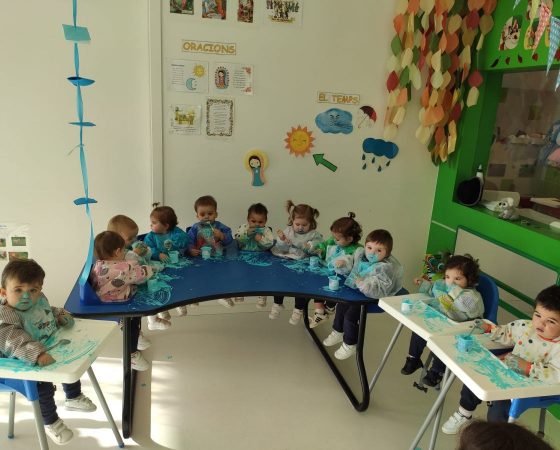 The Koalas class discovering the color blue