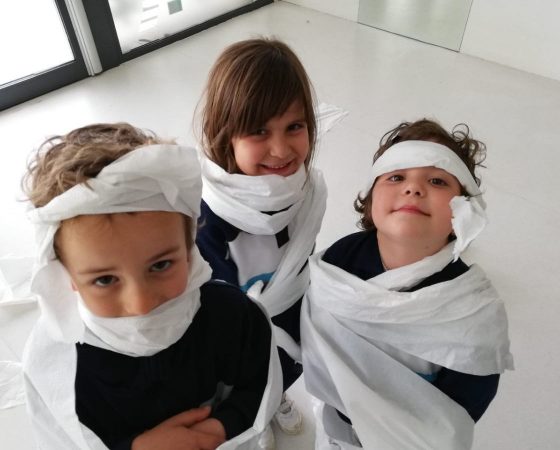 A P5 juguem a momificar-nos i compartim el que hem après de l’Antic Egipte amb una petita celebració