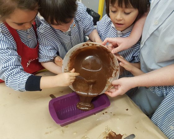 En lecto los de P5 hemos hecho una receta de un bizcocho de chocolate