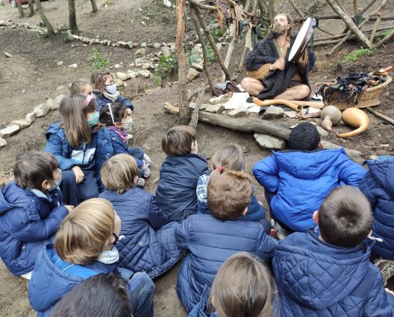 Els nens i nenes de P5 hem anat d’excursió per convertir-nos en autèntics arqueòlegs i experts en la prehistòria.