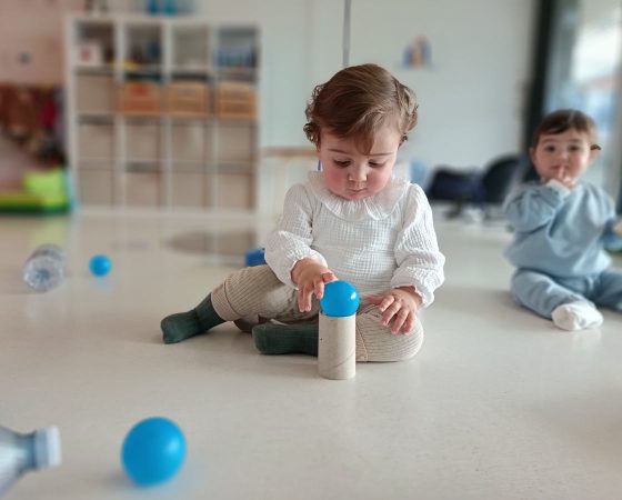 ¡La clase de los Koalas exploramos la instalación sensorial del invierno!